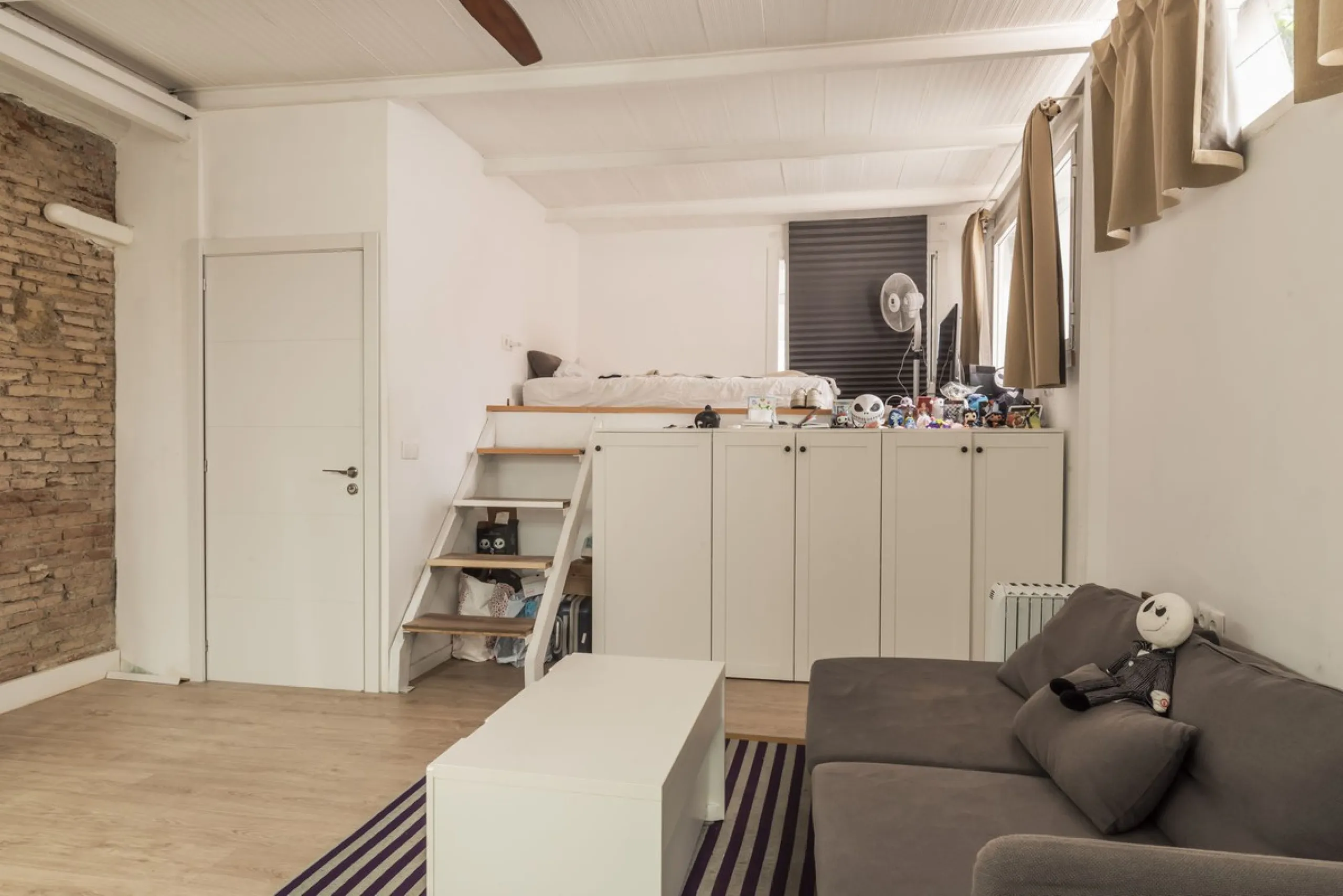 Located in the emblematic Monte de Sancha, this charming villa offers a unique way of living in Malaga from one of its most exclusive and sought-after areas. Just a few steps from the sea, close to the historic centre and surrounded by tranquillity, it is