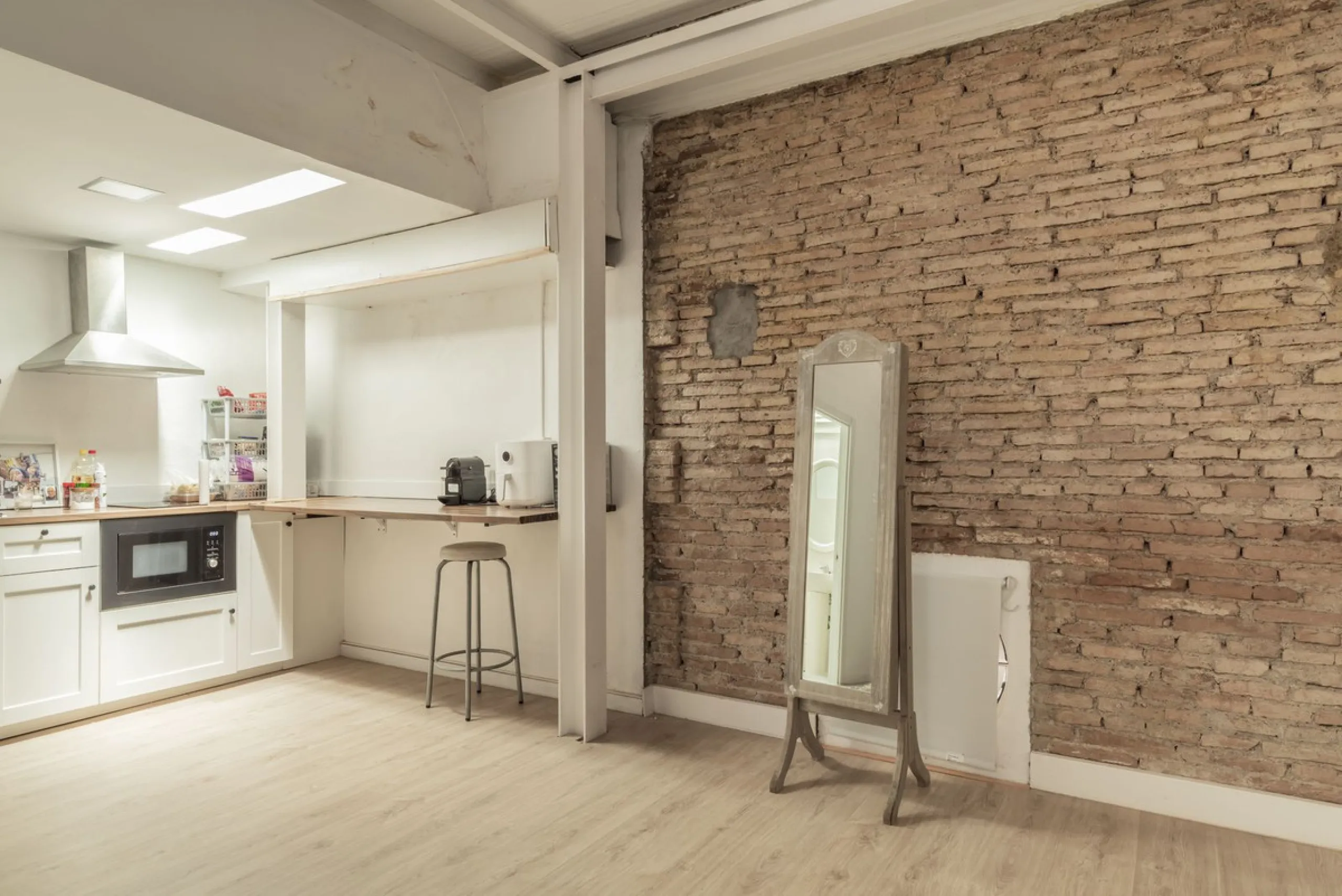 Located in the emblematic Monte de Sancha, this charming villa offers a unique way of living in Malaga from one of its most exclusive and sought-after areas. Just a few steps from the sea, close to the historic centre and surrounded by tranquillity, it is