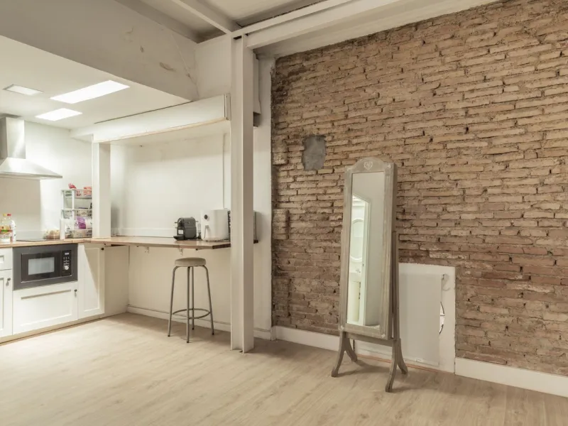 Located in the emblematic Monte de Sancha, this charming villa offers a unique way of living in Malaga from one of its most exclusive and sought-after areas. Just a few steps from the sea, close to the historic centre and surrounded by tranquillity, it is