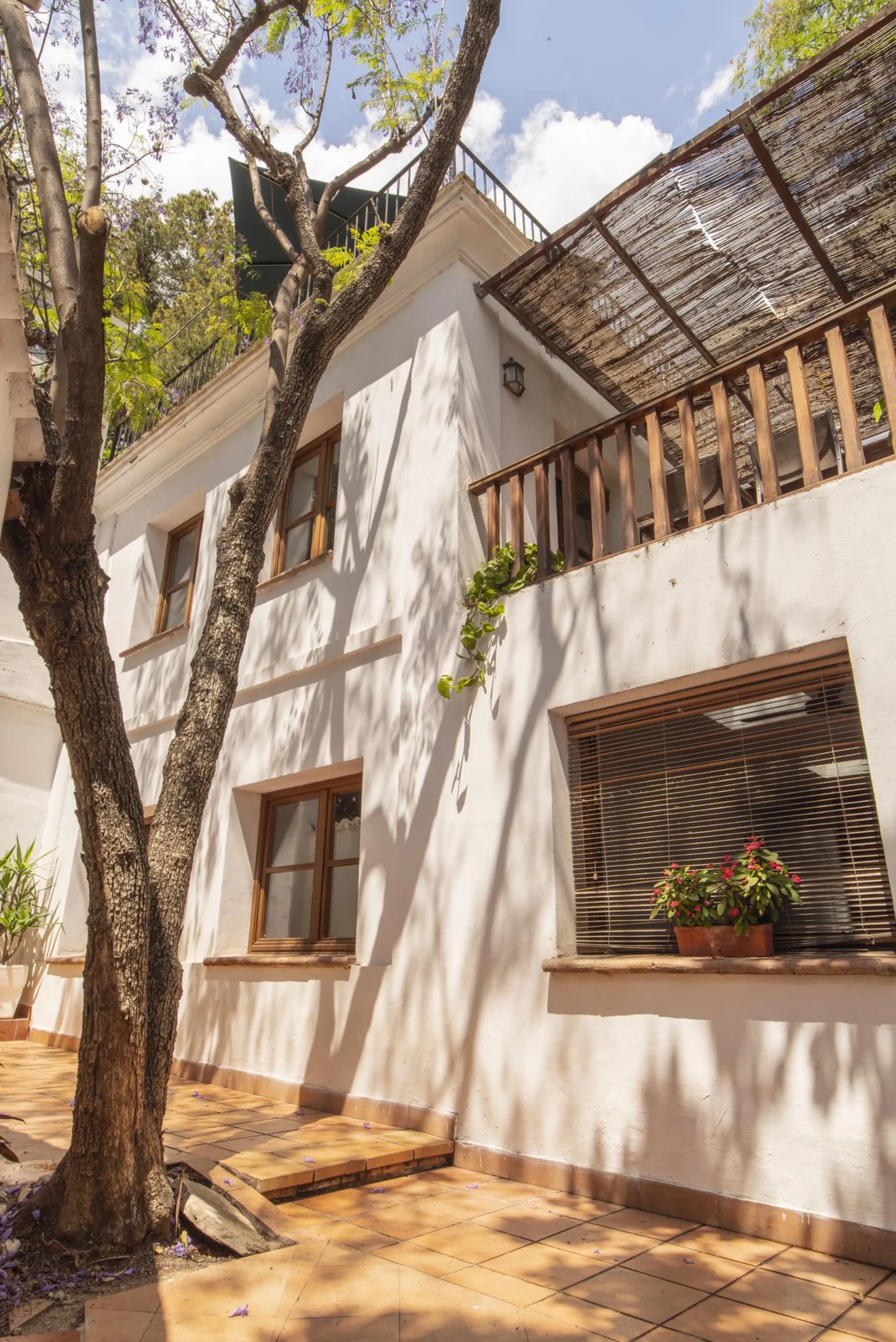 Located in the emblematic Monte de Sancha, this charming villa offers a unique way of living in Malaga from one of its most exclusive and sought-after areas. Just a few steps from the sea, close to the historic centre and surrounded by tranquillity, it is