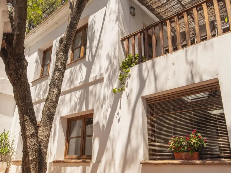 Located in the emblematic Monte de Sancha, this charming villa offers a unique way of living in Malaga from one of its most exclusive and sought-after areas. Just a few steps from the sea, close to the historic centre and surrounded by tranquillity, it is
