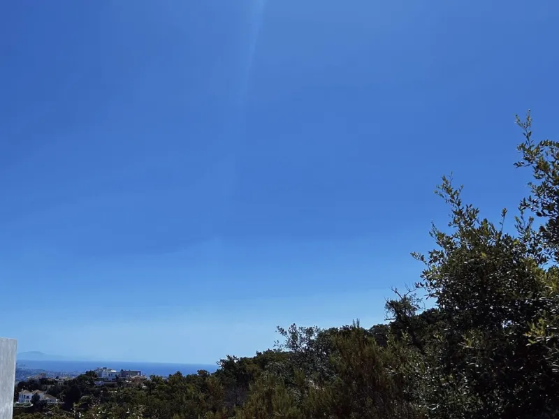 This large plot offers permission for a 471,02 m2 villa.