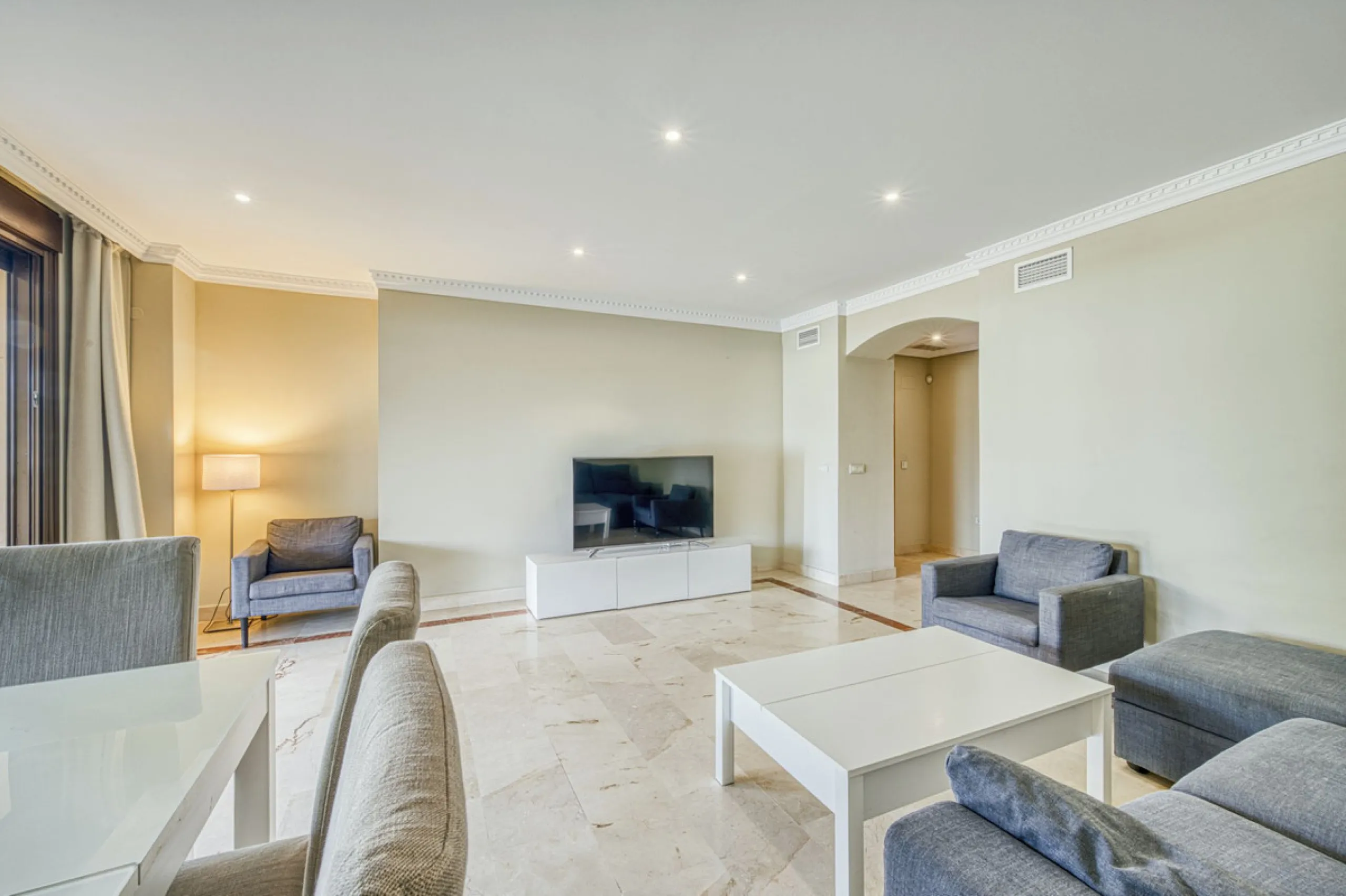 Discover this magnificent elevated ground floor located in the exclusive Las Lomas del Conde Luque urbanization, in the highly sought-after area of Benahavís, a privileged enclave that perfectly combines tranquility, nature, and proximity to all essential