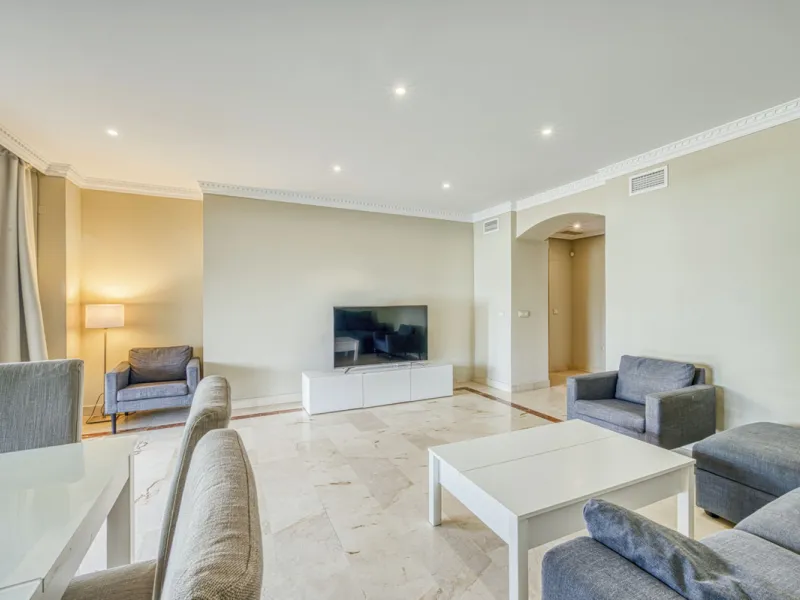 Discover this magnificent elevated ground floor located in the exclusive Las Lomas del Conde Luque urbanization, in the highly sought-after area of Benahavís, a privileged enclave that perfectly combines tranquility, nature, and proximity to all essential