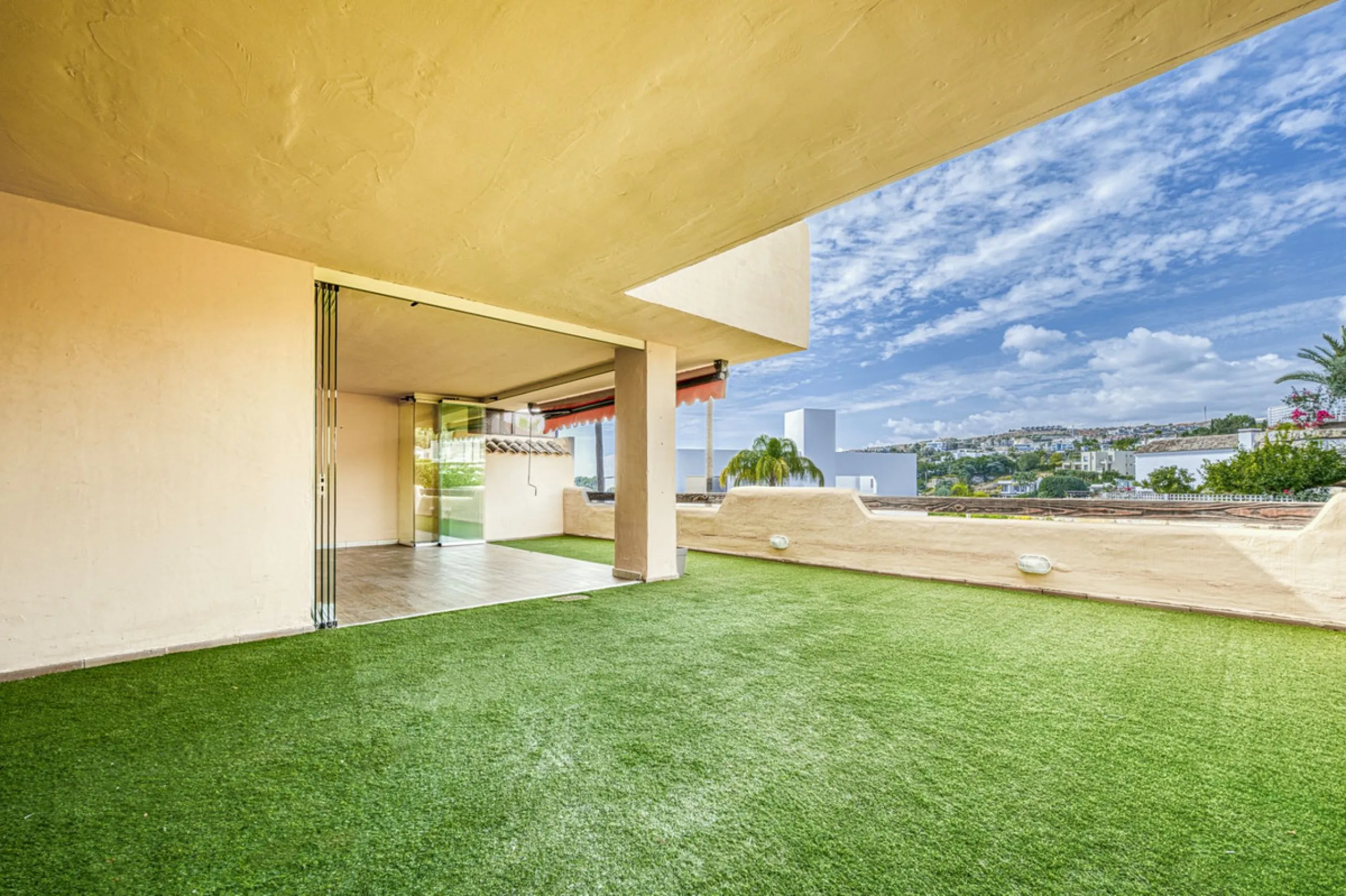 Discover this magnificent elevated ground floor located in the exclusive Las Lomas del Conde Luque urbanization, in the highly sought-after area of Benahavís, a privileged enclave that perfectly combines tranquility, nature, and proximity to all essential