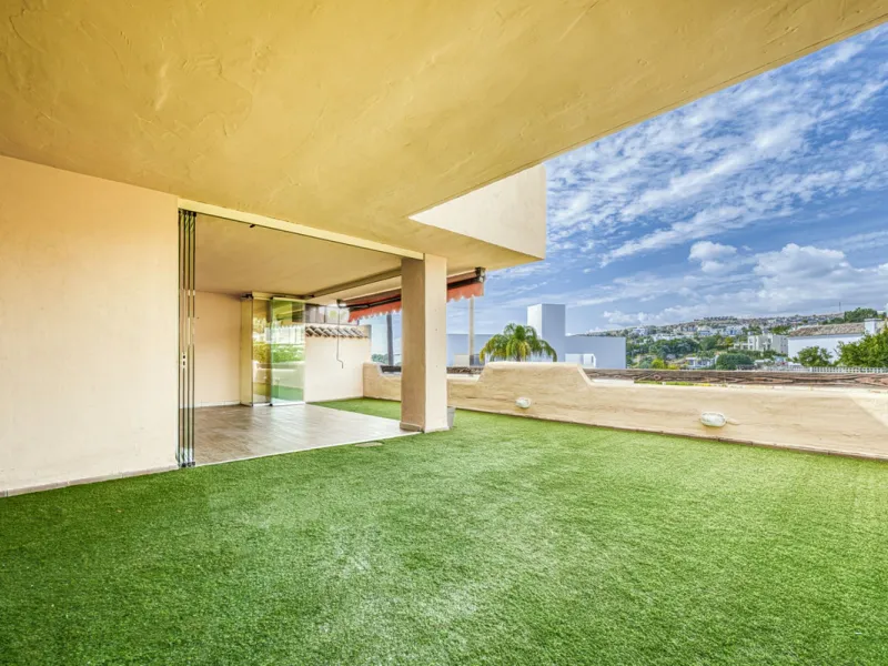 Discover this magnificent elevated ground floor located in the exclusive Las Lomas del Conde Luque urbanization, in the highly sought-after area of Benahavís, a privileged enclave that perfectly combines tranquility, nature, and proximity to all essential