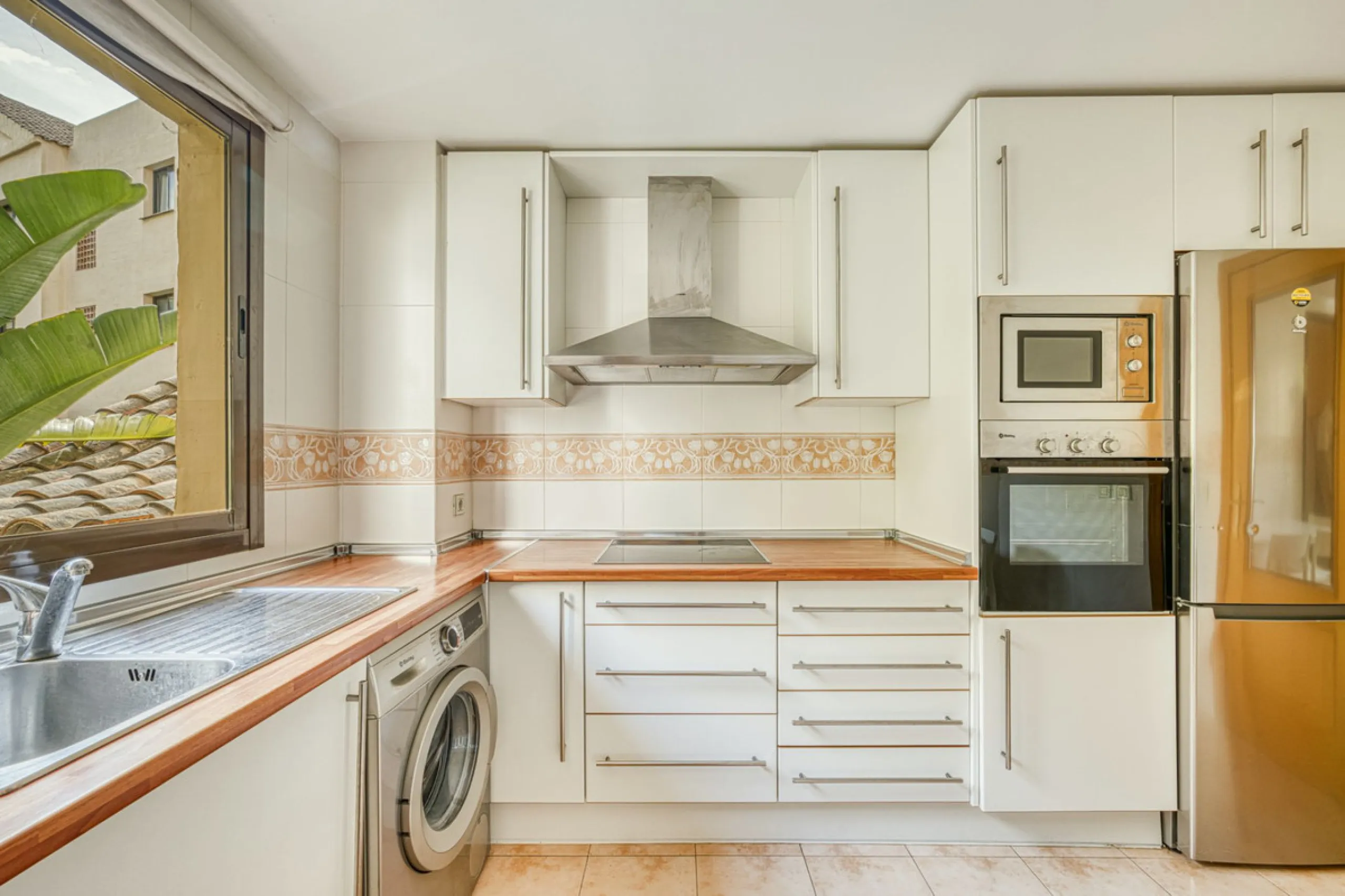 Discover this magnificent elevated ground floor located in the exclusive Las Lomas del Conde Luque urbanization, in the highly sought-after area of Benahavís, a privileged enclave that perfectly combines tranquility, nature, and proximity to all essential
