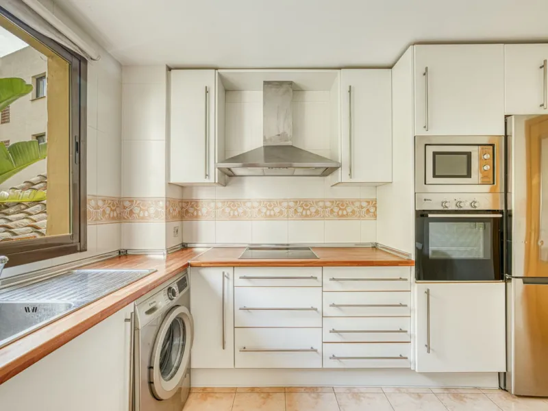 Discover this magnificent elevated ground floor located in the exclusive Las Lomas del Conde Luque urbanization, in the highly sought-after area of Benahavís, a privileged enclave that perfectly combines tranquility, nature, and proximity to all essential