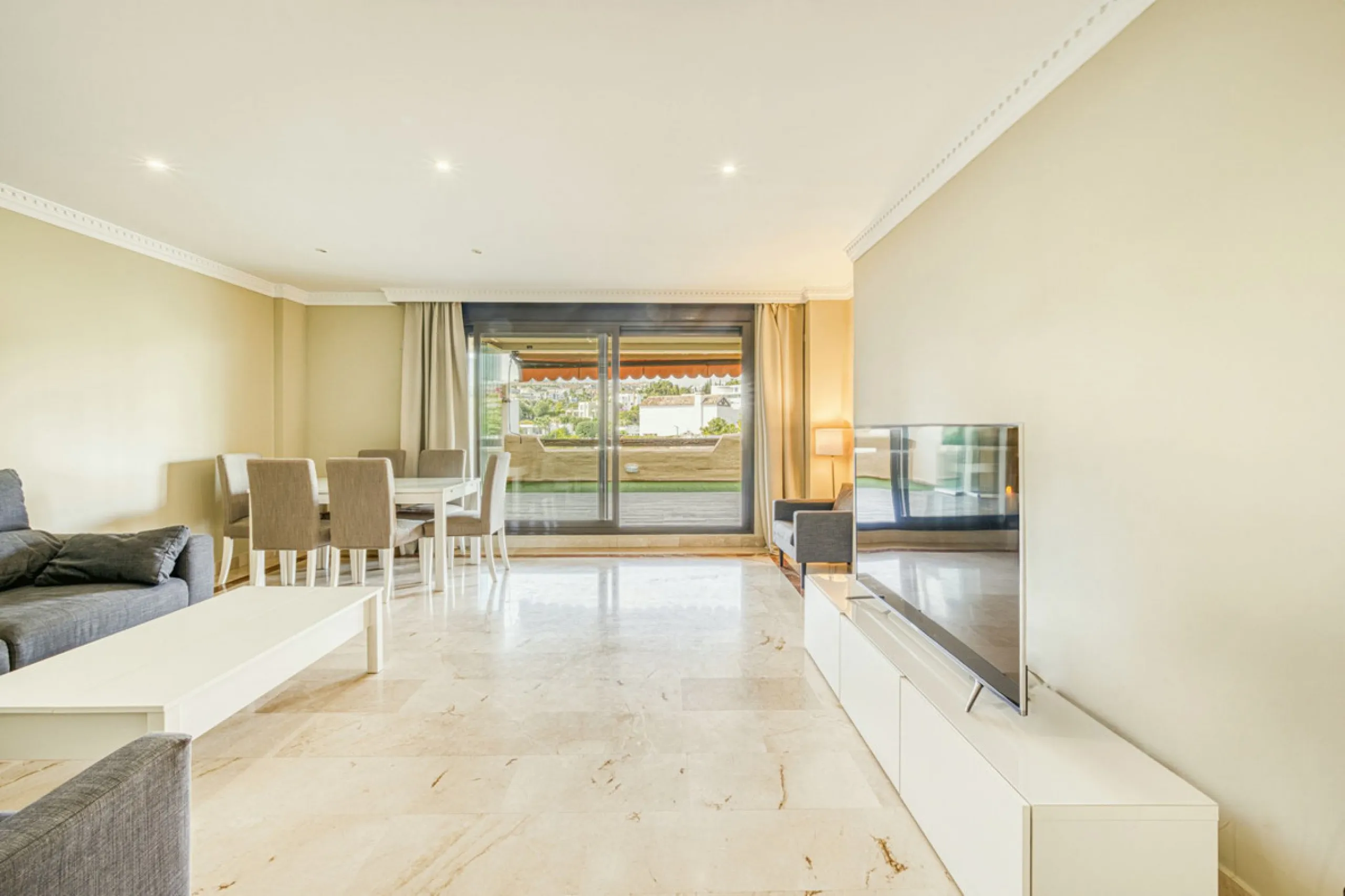 Discover this magnificent elevated ground floor located in the exclusive Las Lomas del Conde Luque urbanization, in the highly sought-after area of Benahavís, a privileged enclave that perfectly combines tranquility, nature, and proximity to all essential