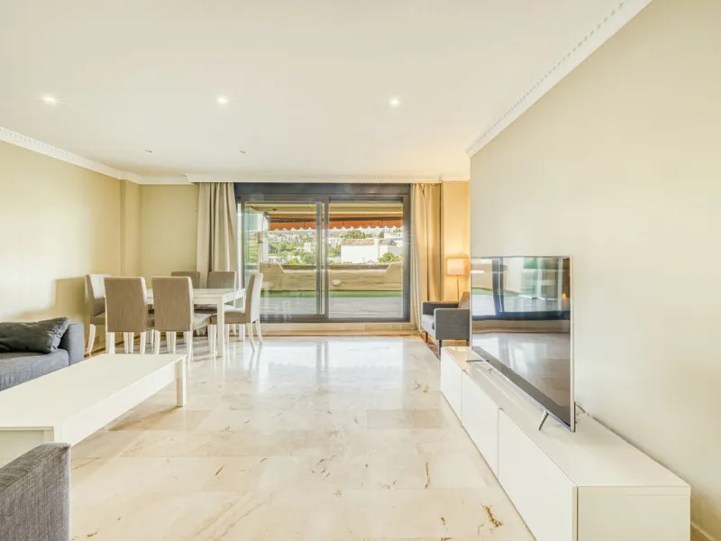 Discover this magnificent elevated ground floor located in the exclusive Las Lomas del Conde Luque urbanization, in the highly sought-after area of Benahavís, a privileged enclave that perfectly combines tranquility, nature, and proximity to all essential