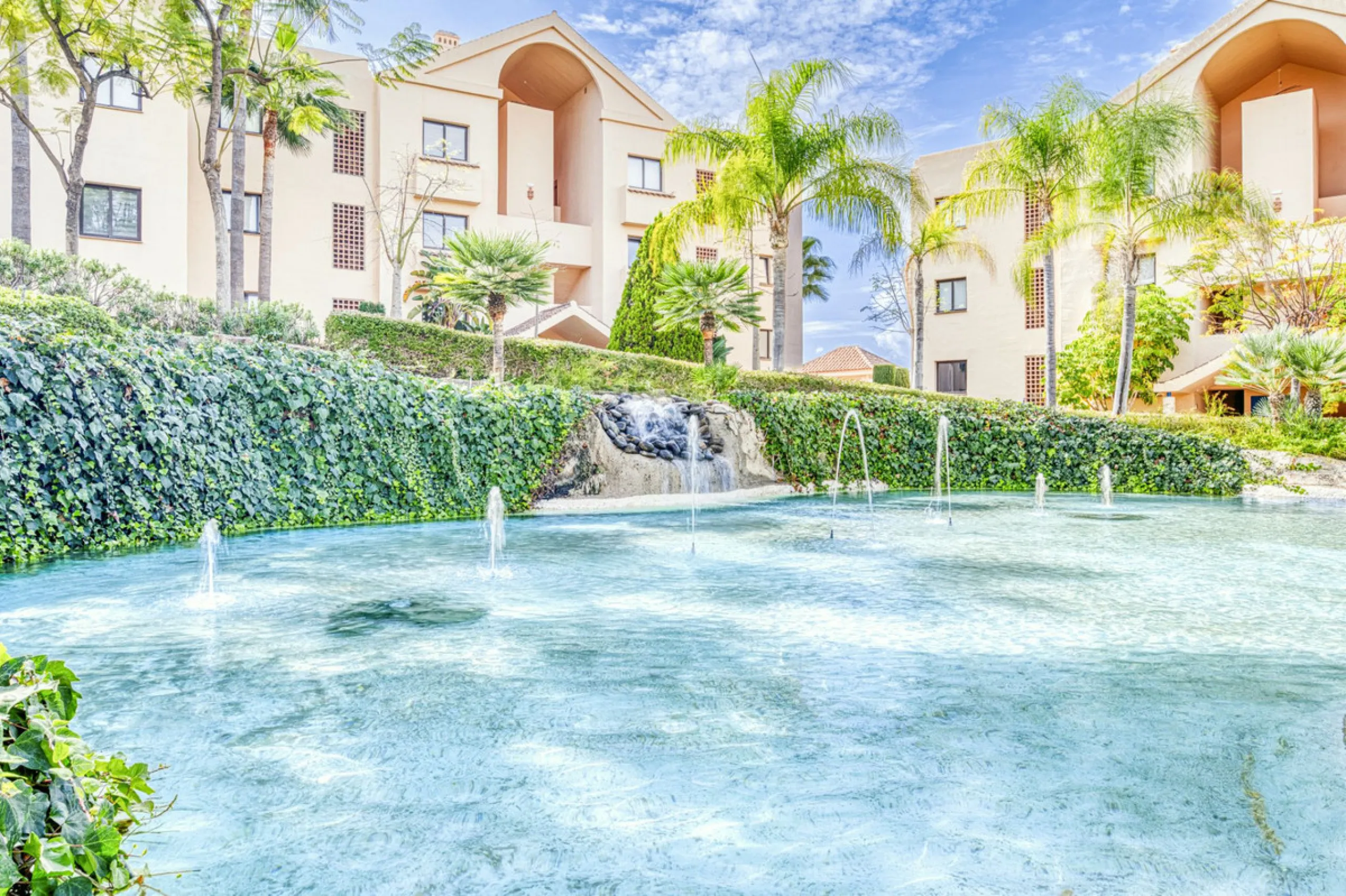 Discover this magnificent elevated ground floor located in the exclusive Las Lomas del Conde Luque urbanization, in the highly sought-after area of Benahavís, a privileged enclave that perfectly combines tranquility, nature, and proximity to all essential