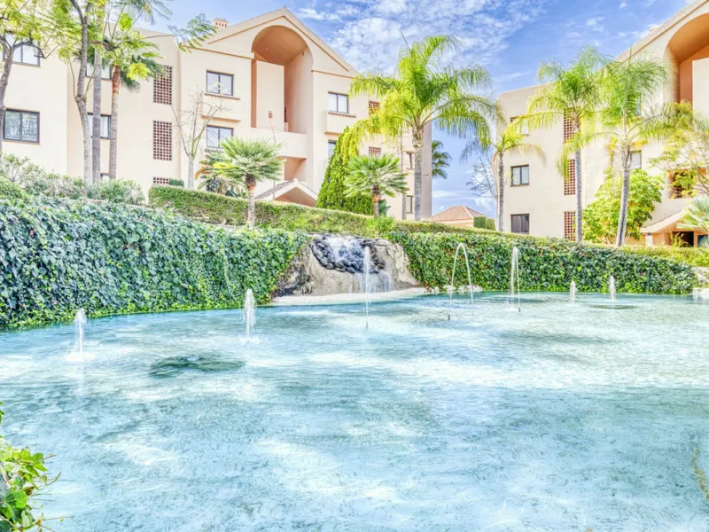 Discover this magnificent elevated ground floor located in the exclusive Las Lomas del Conde Luque urbanization, in the highly sought-after area of Benahavís, a privileged enclave that perfectly combines tranquility, nature, and proximity to all essential