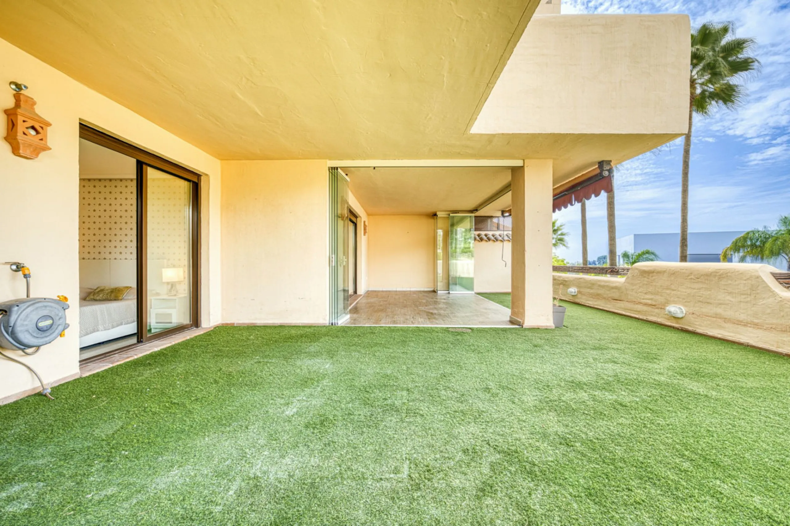 Discover this magnificent elevated ground floor located in the exclusive Las Lomas del Conde Luque urbanization, in the highly sought-after area of Benahavís, a privileged enclave that perfectly combines tranquility, nature, and proximity to all essential