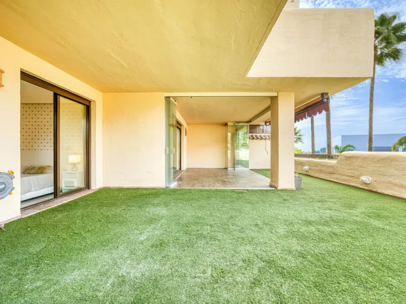 Discover this magnificent elevated ground floor located in the exclusive Las Lomas del Conde Luque urbanization, in the highly sought-after area of Benahavís, a privileged enclave that perfectly combines tranquility, nature, and proximity to all essential