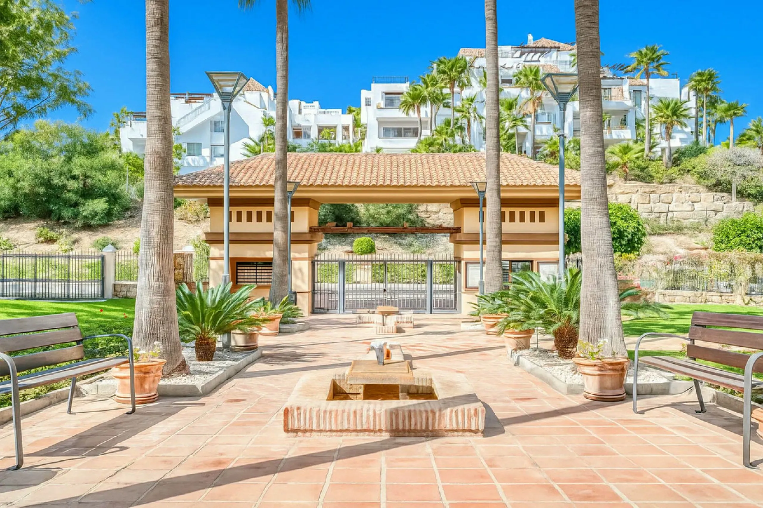 Discover this magnificent elevated ground floor located in the exclusive Las Lomas del Conde Luque urbanization, in the highly sought-after area of Benahavís, a privileged enclave that perfectly combines tranquility, nature, and proximity to all essential
