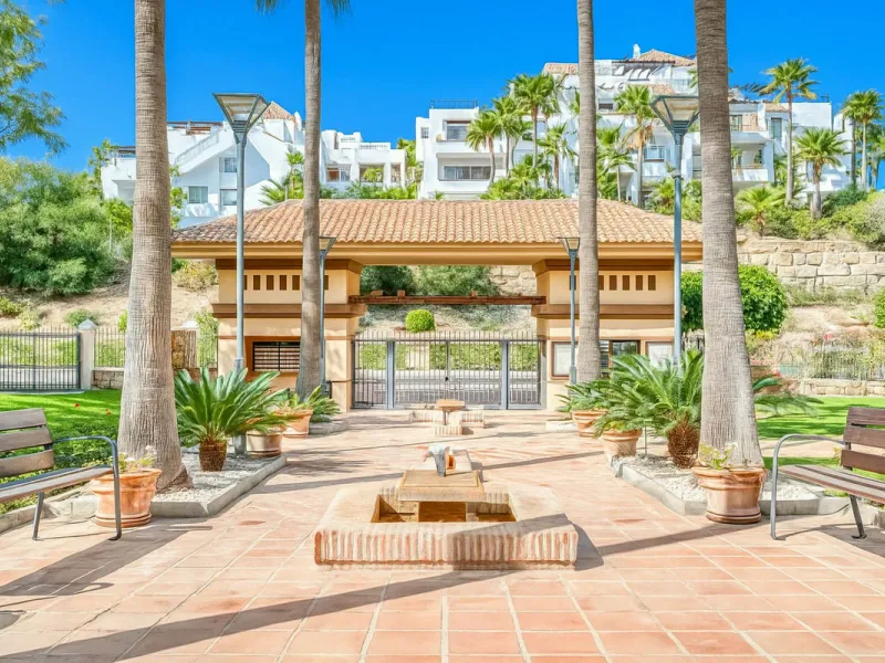 Discover this magnificent elevated ground floor located in the exclusive Las Lomas del Conde Luque urbanization, in the highly sought-after area of Benahavís, a privileged enclave that perfectly combines tranquility, nature, and proximity to all essential