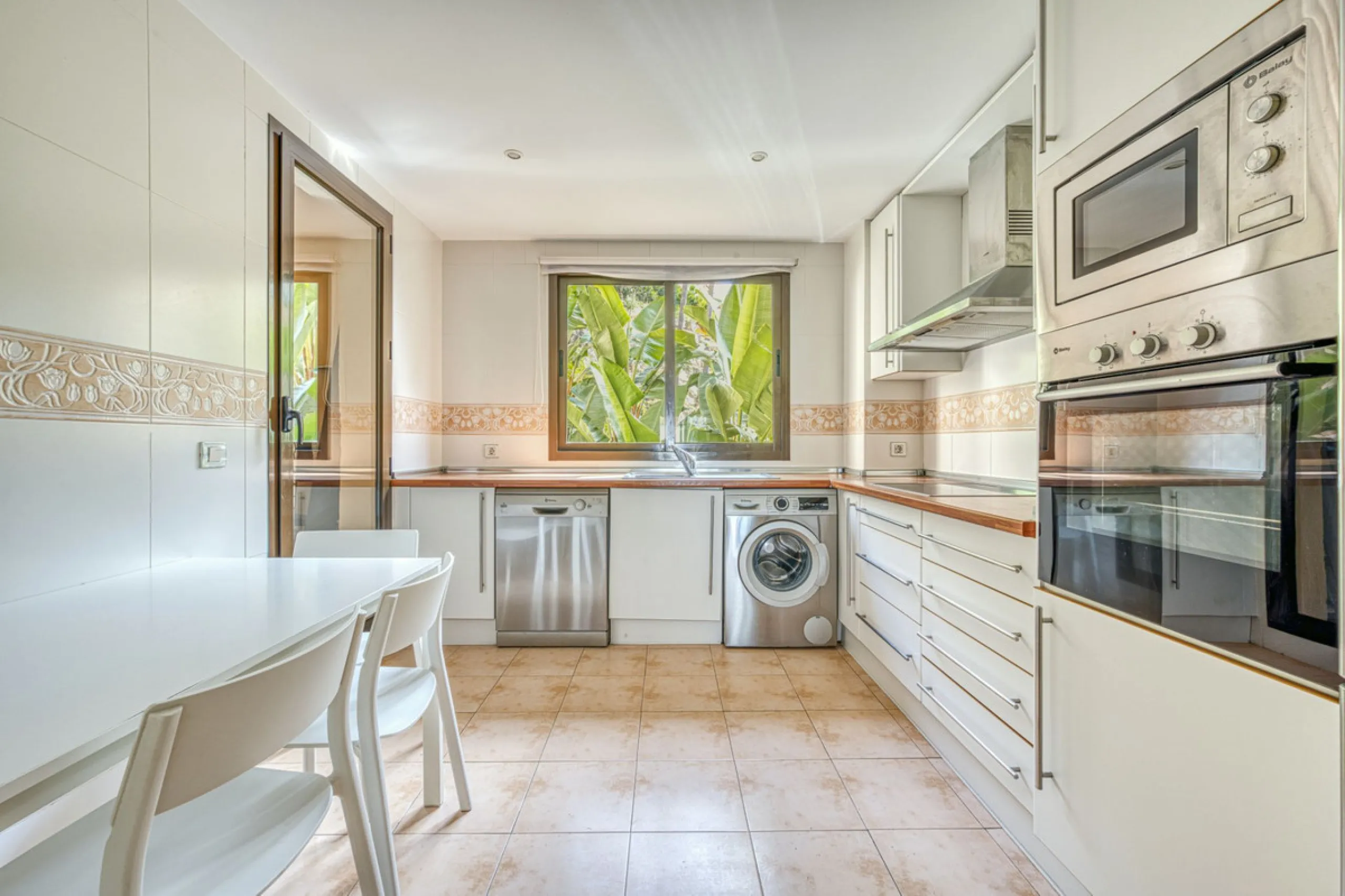 Discover this magnificent elevated ground floor located in the exclusive Las Lomas del Conde Luque urbanization, in the highly sought-after area of Benahavís, a privileged enclave that perfectly combines tranquility, nature, and proximity to all essential