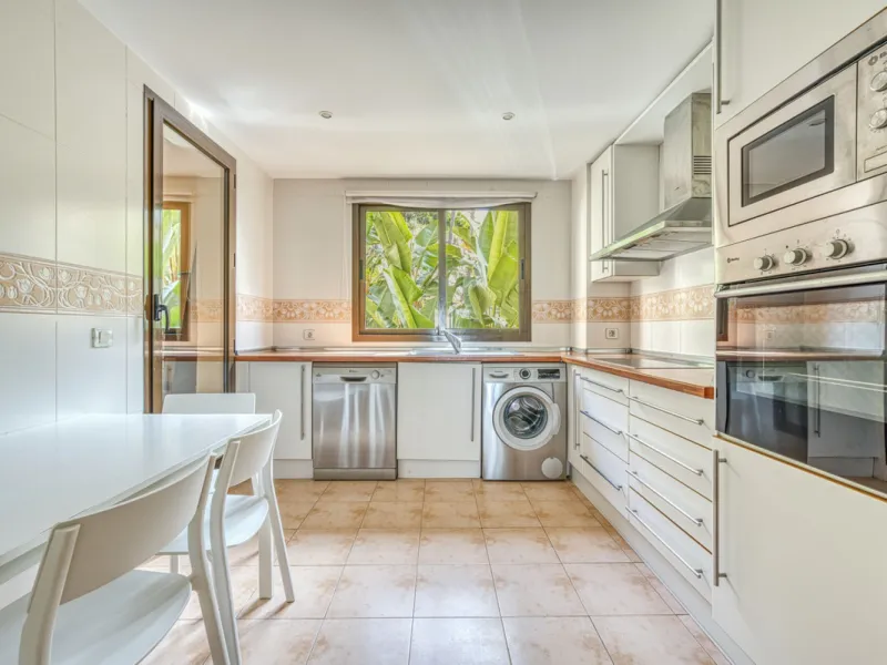 Discover this magnificent elevated ground floor located in the exclusive Las Lomas del Conde Luque urbanization, in the highly sought-after area of Benahavís, a privileged enclave that perfectly combines tranquility, nature, and proximity to all essential