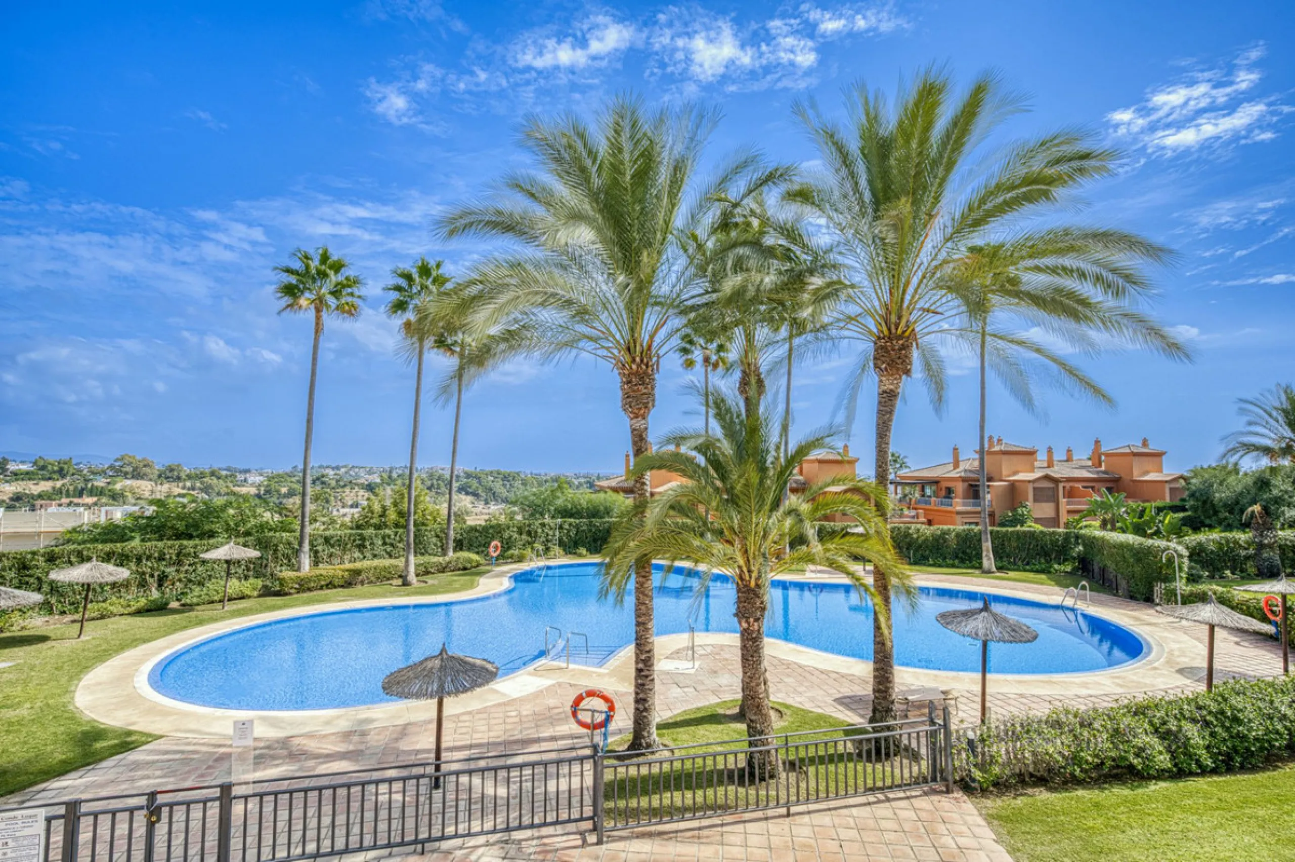 Discover this magnificent elevated ground floor located in the exclusive Las Lomas del Conde Luque urbanization, in the highly sought-after area of Benahavís, a privileged enclave that perfectly combines tranquility, nature, and proximity to all essential