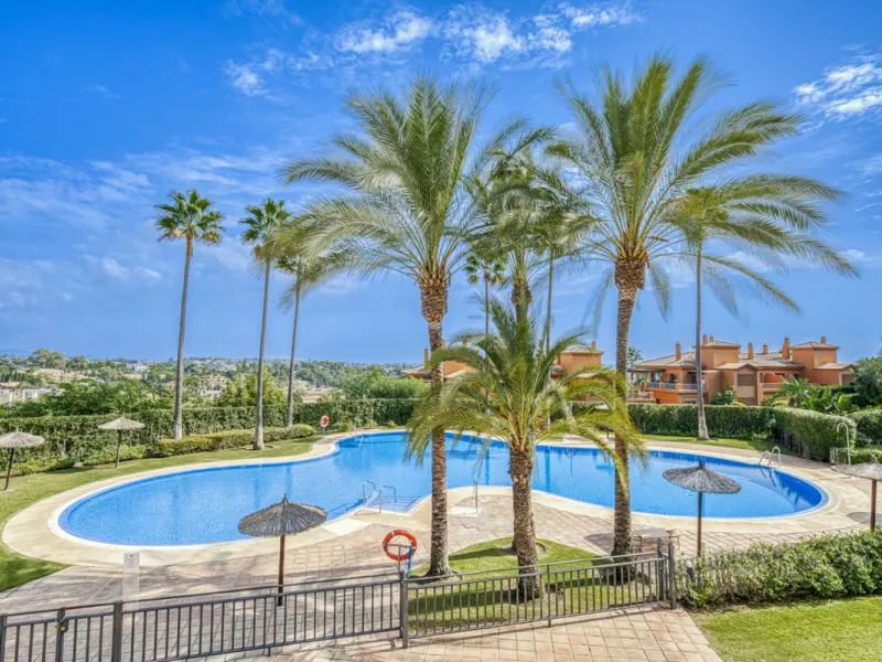 Discover this magnificent elevated ground floor located in the exclusive Las Lomas del Conde Luque urbanization, in the highly sought-after area of Benahavís, a privileged enclave that perfectly combines tranquility, nature, and proximity to all essential