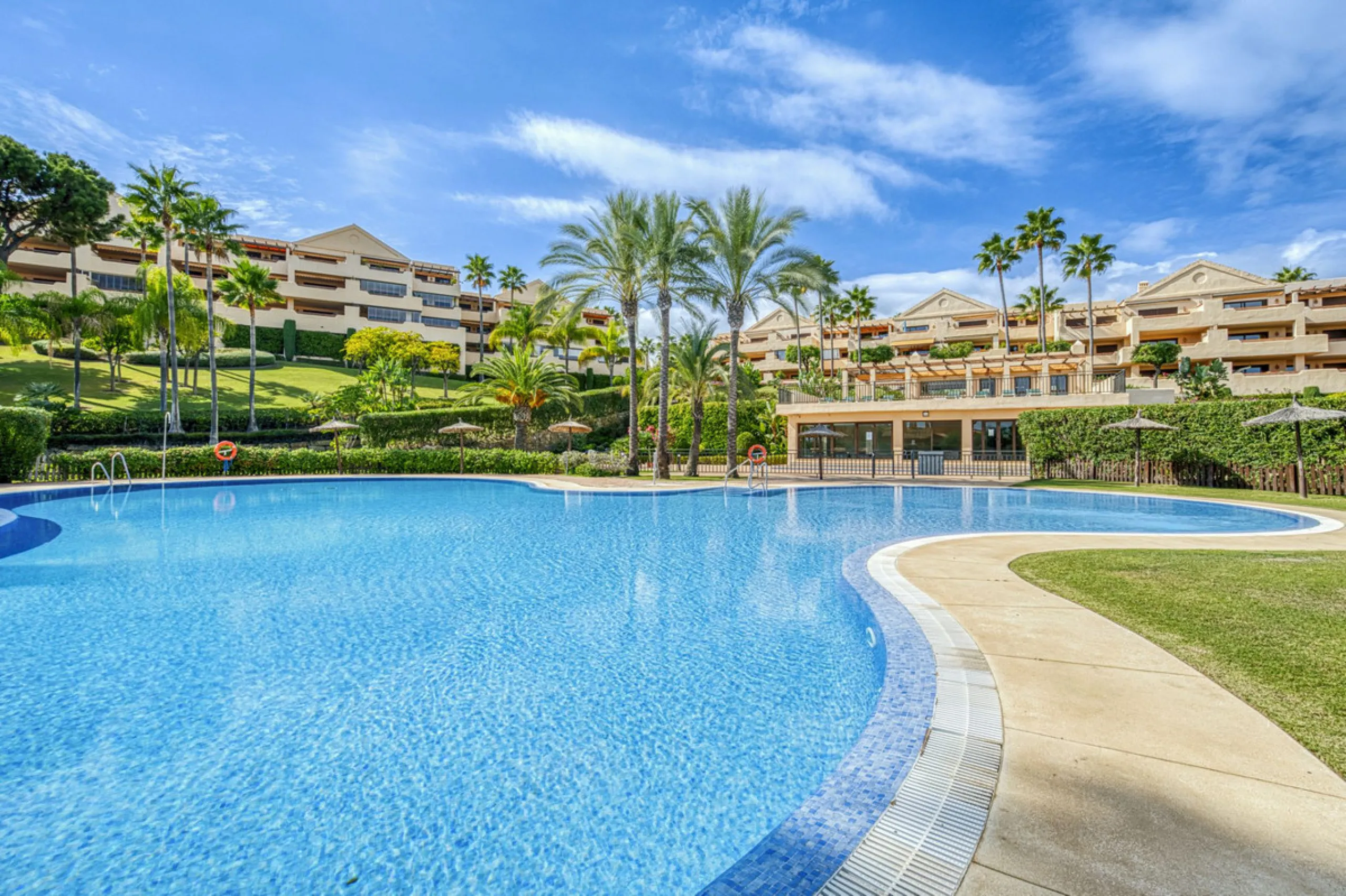 Discover this magnificent elevated ground floor located in the exclusive Las Lomas del Conde Luque urbanization, in the highly sought-after area of Benahavís, a privileged enclave that perfectly combines tranquility, nature, and proximity to all essential