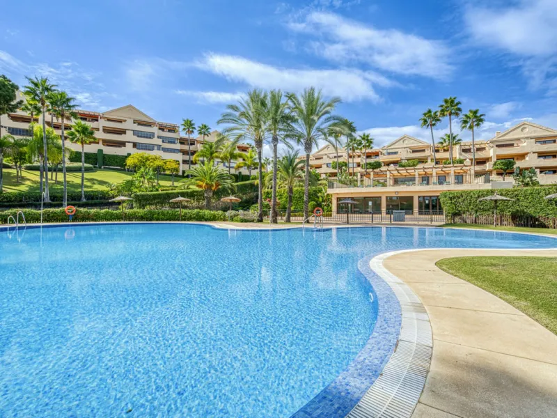 Discover this magnificent elevated ground floor located in the exclusive Las Lomas del Conde Luque urbanization, in the highly sought-after area of Benahavís, a privileged enclave that perfectly combines tranquility, nature, and proximity to all essential