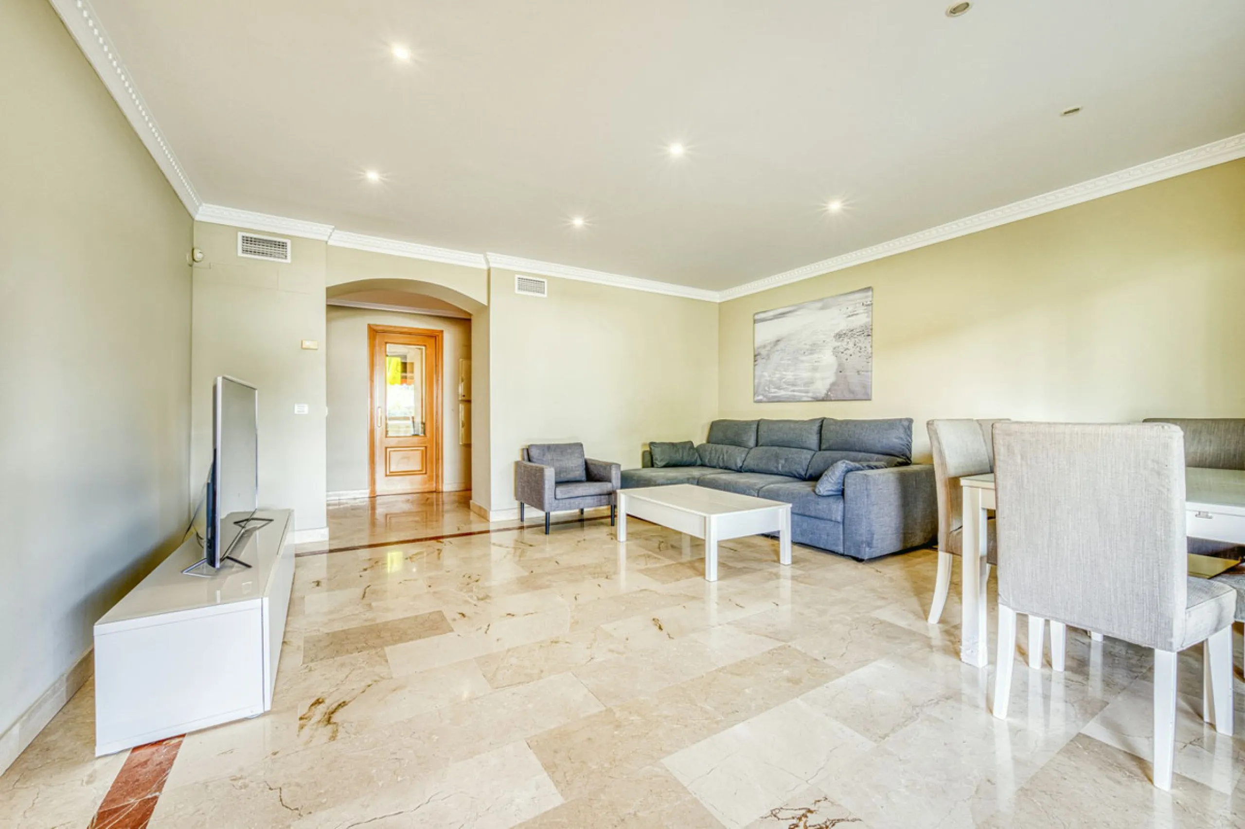 Discover this magnificent elevated ground floor located in the exclusive Las Lomas del Conde Luque urbanization, in the highly sought-after area of Benahavís, a privileged enclave that perfectly combines tranquility, nature, and proximity to all essential