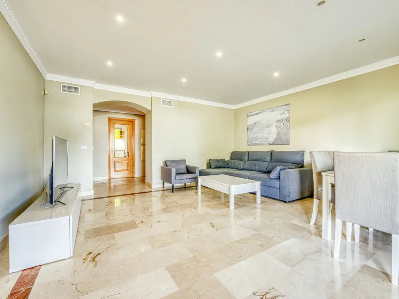 Discover this magnificent elevated ground floor located in the exclusive Las Lomas del Conde Luque urbanization, in the highly sought-after area of Benahavís, a privileged enclave that perfectly combines tranquility, nature, and proximity to all essential