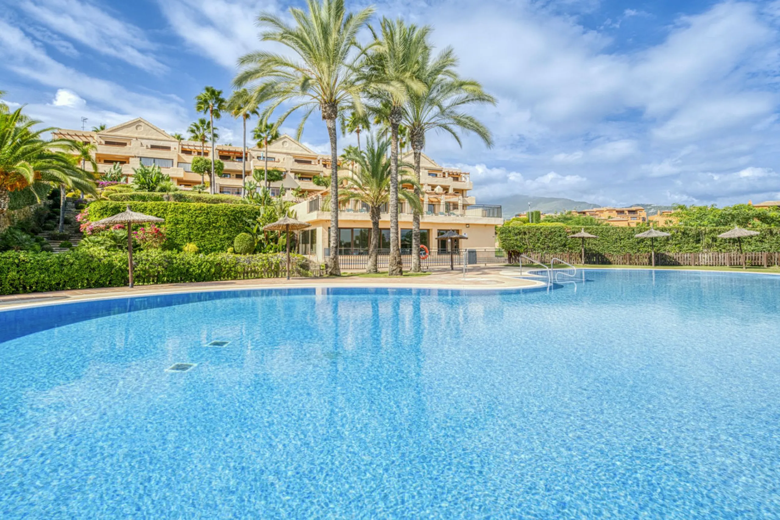 Discover this magnificent elevated ground floor located in the exclusive Las Lomas del Conde Luque urbanization, in the highly sought-after area of Benahavís, a privileged enclave that perfectly combines tranquility, nature, and proximity to all essential