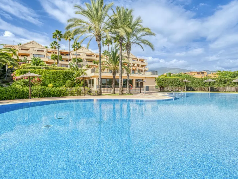 Discover this magnificent elevated ground floor located in the exclusive Las Lomas del Conde Luque urbanization, in the highly sought-after area of Benahavís, a privileged enclave that perfectly combines tranquility, nature, and proximity to all essential