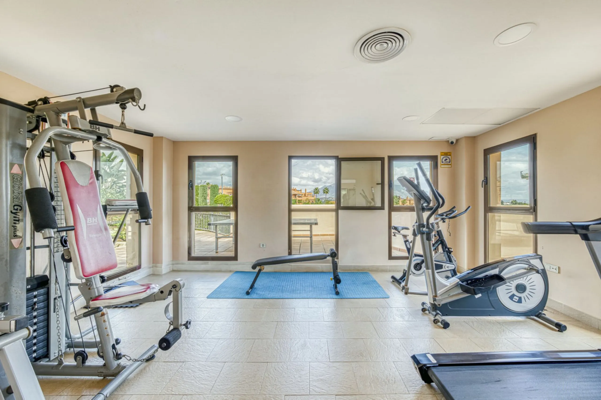 Discover this magnificent elevated ground floor located in the exclusive Las Lomas del Conde Luque urbanization, in the highly sought-after area of Benahavís, a privileged enclave that perfectly combines tranquility, nature, and proximity to all essential