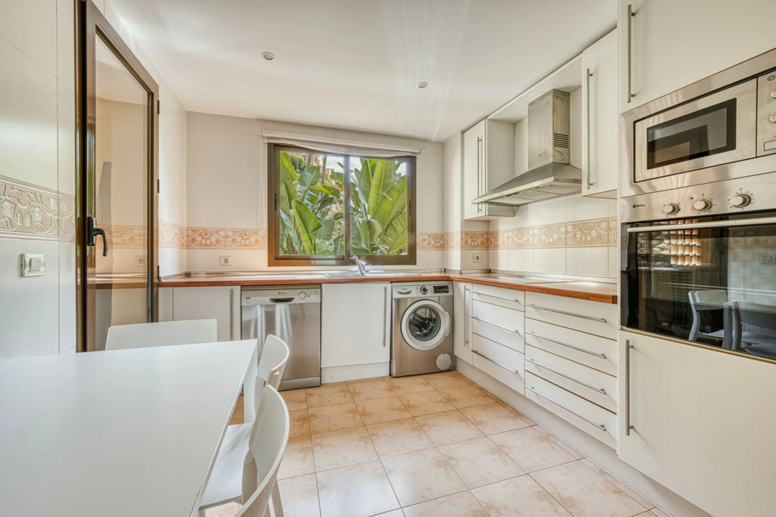 Discover this magnificent elevated ground floor located in the exclusive Las Lomas del Conde Luque urbanization, in the highly sought-after area of Benahavís, a privileged enclave that perfectly combines tranquility, nature, and proximity to all essential