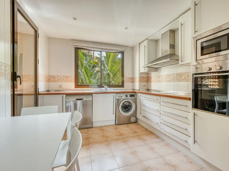 Discover this magnificent elevated ground floor located in the exclusive Las Lomas del Conde Luque urbanization, in the highly sought-after area of Benahavís, a privileged enclave that perfectly combines tranquility, nature, and proximity to all essential