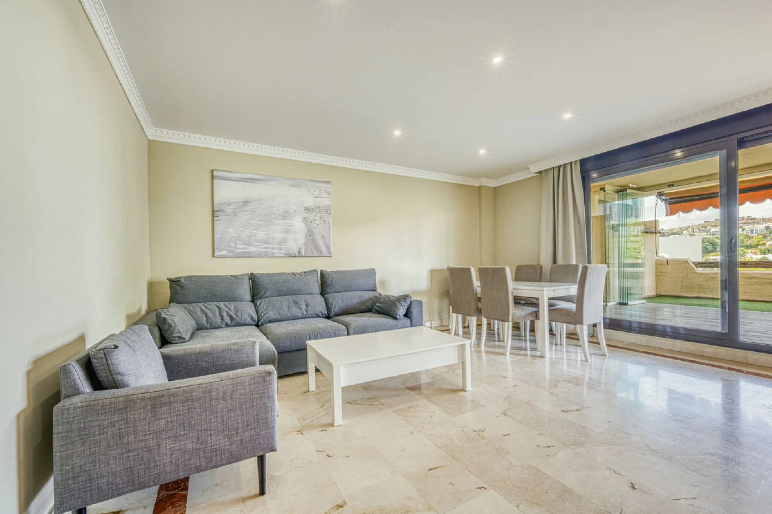 Discover this magnificent elevated ground floor located in the exclusive Las Lomas del Conde Luque urbanization, in the highly sought-after area of Benahavís, a privileged enclave that perfectly combines tranquility, nature, and proximity to all essential