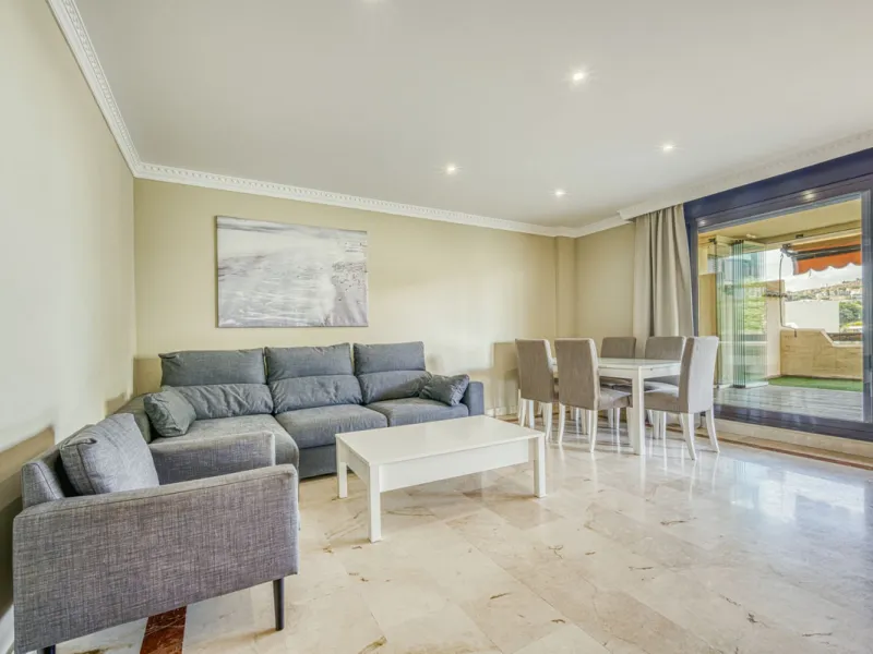 Discover this magnificent elevated ground floor located in the exclusive Las Lomas del Conde Luque urbanization, in the highly sought-after area of Benahavís, a privileged enclave that perfectly combines tranquility, nature, and proximity to all essential