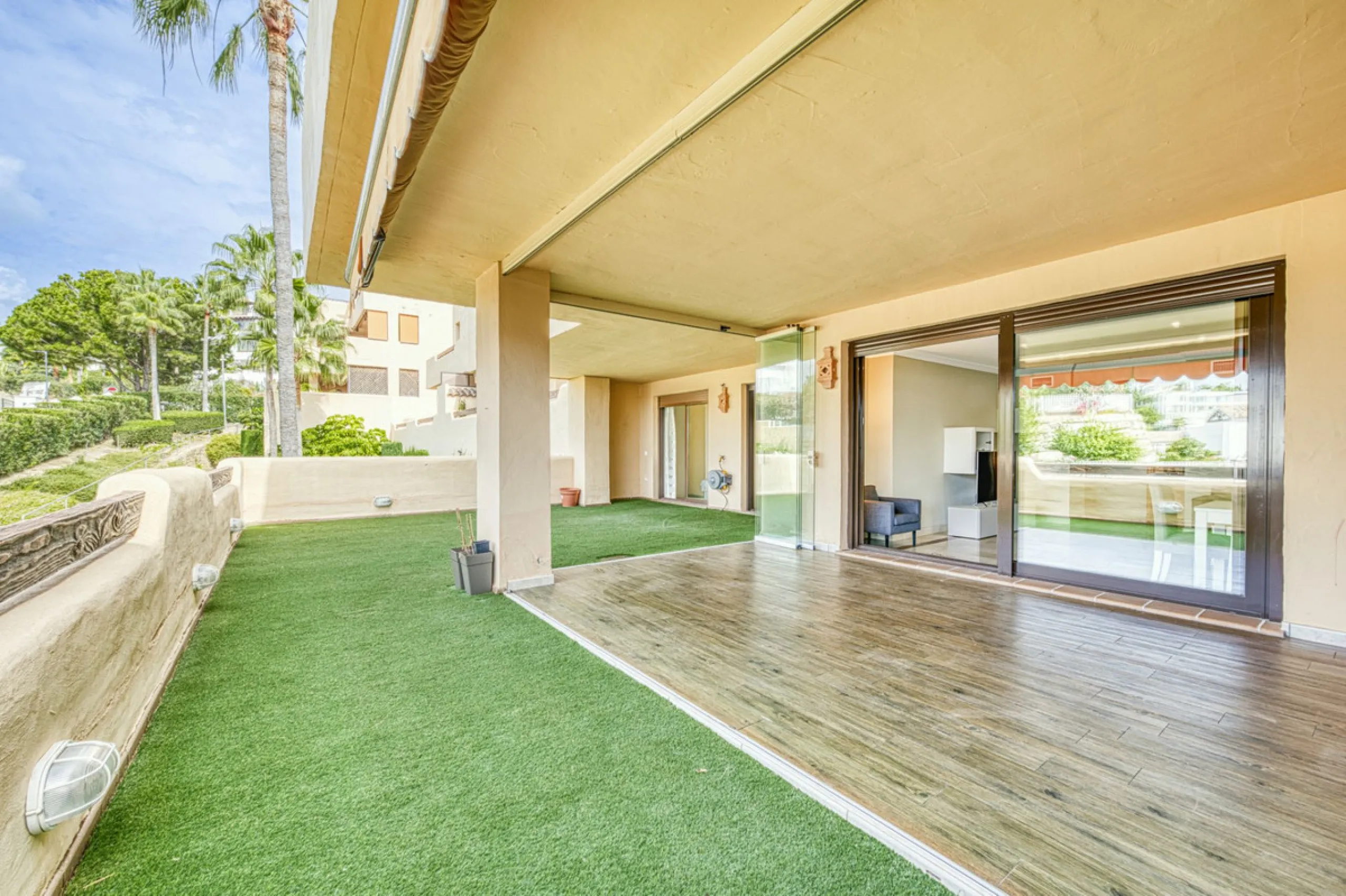 Discover this magnificent elevated ground floor located in the exclusive Las Lomas del Conde Luque urbanization, in the highly sought-after area of Benahavís, a privileged enclave that perfectly combines tranquility, nature, and proximity to all essential
