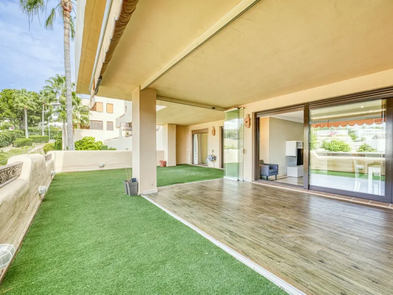 Discover this magnificent elevated ground floor located in the exclusive Las Lomas del Conde Luque urbanization, in the highly sought-after area of Benahavís, a privileged enclave that perfectly combines tranquility, nature, and proximity to all essential