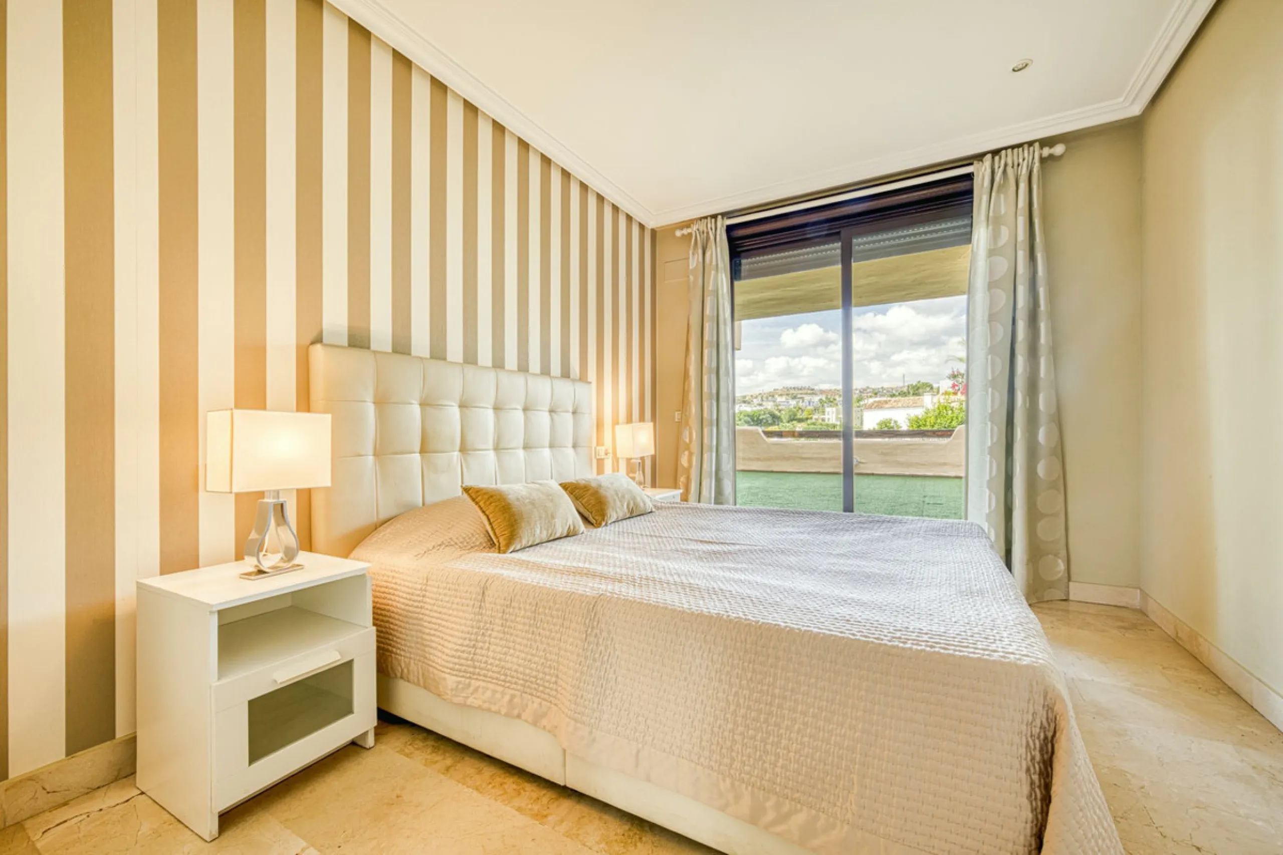 Discover this magnificent elevated ground floor located in the exclusive Las Lomas del Conde Luque urbanization, in the highly sought-after area of Benahavís, a privileged enclave that perfectly combines tranquility, nature, and proximity to all essential