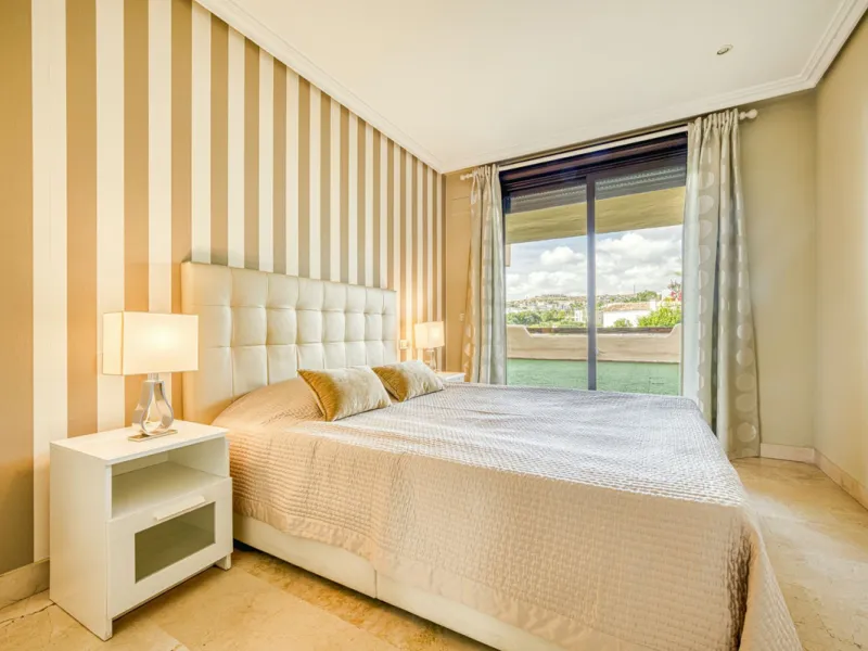 Discover this magnificent elevated ground floor located in the exclusive Las Lomas del Conde Luque urbanization, in the highly sought-after area of Benahavís, a privileged enclave that perfectly combines tranquility, nature, and proximity to all essential