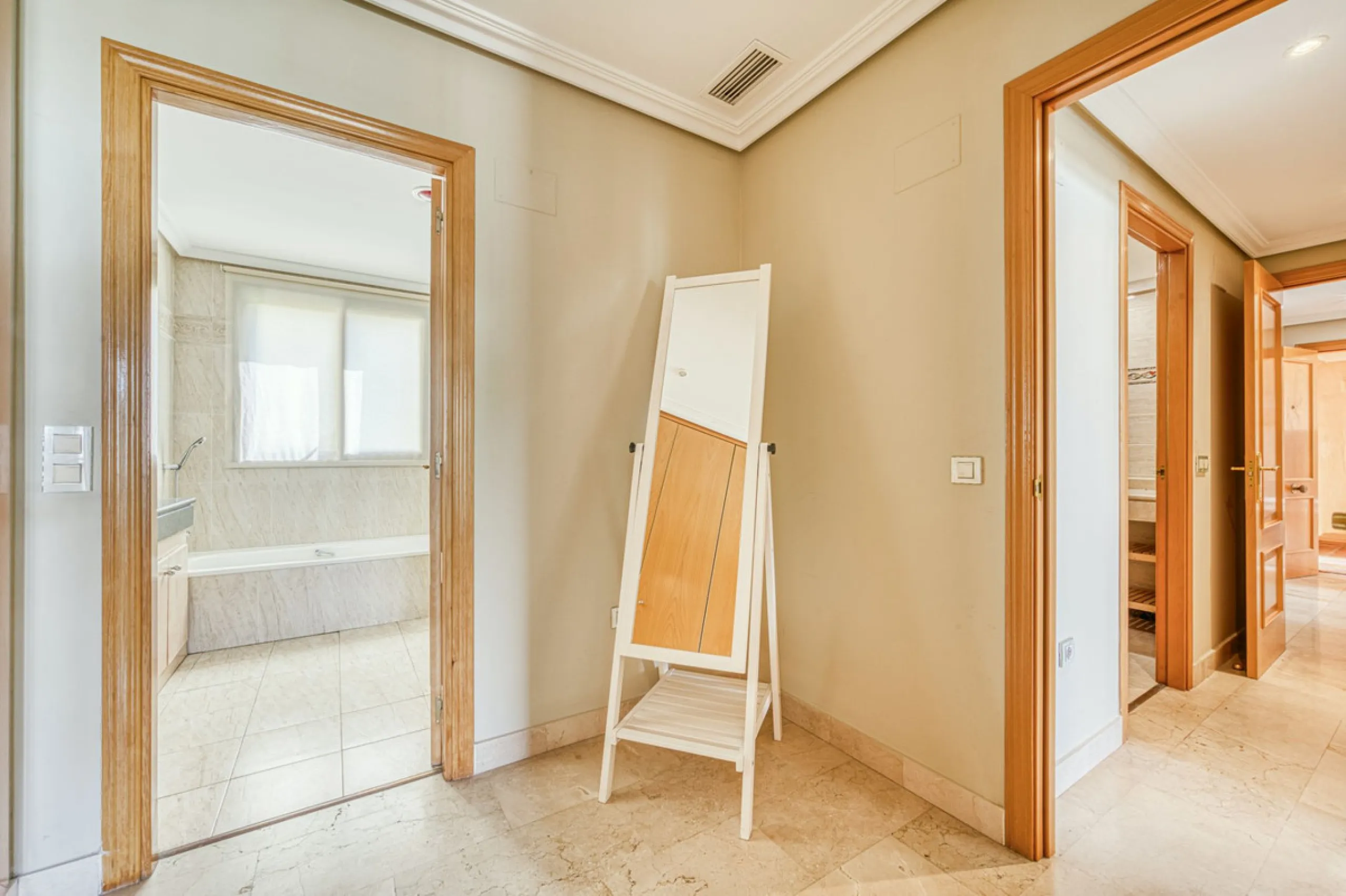 Discover this magnificent elevated ground floor located in the exclusive Las Lomas del Conde Luque urbanization, in the highly sought-after area of Benahavís, a privileged enclave that perfectly combines tranquility, nature, and proximity to all essential