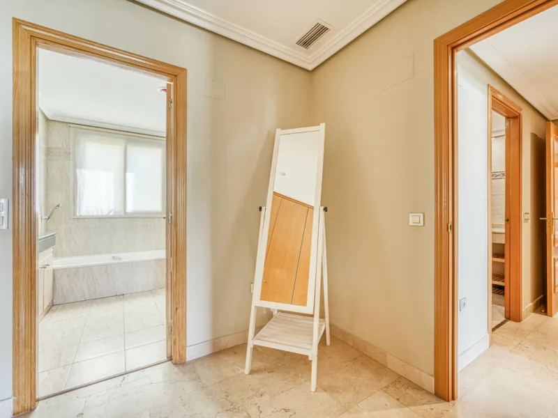 Discover this magnificent elevated ground floor located in the exclusive Las Lomas del Conde Luque urbanization, in the highly sought-after area of Benahavís, a privileged enclave that perfectly combines tranquility, nature, and proximity to all essential
