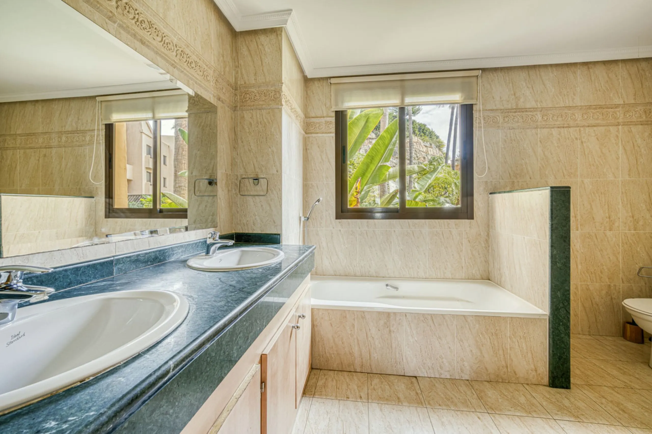 Discover this magnificent elevated ground floor located in the exclusive Las Lomas del Conde Luque urbanization, in the highly sought-after area of Benahavís, a privileged enclave that perfectly combines tranquility, nature, and proximity to all essential