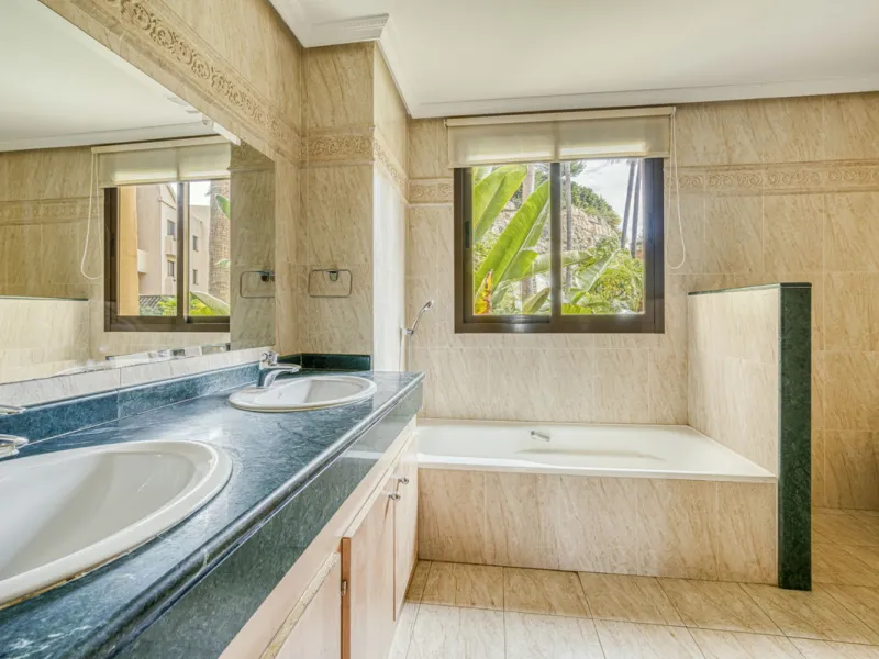 Discover this magnificent elevated ground floor located in the exclusive Las Lomas del Conde Luque urbanization, in the highly sought-after area of Benahavís, a privileged enclave that perfectly combines tranquility, nature, and proximity to all essential