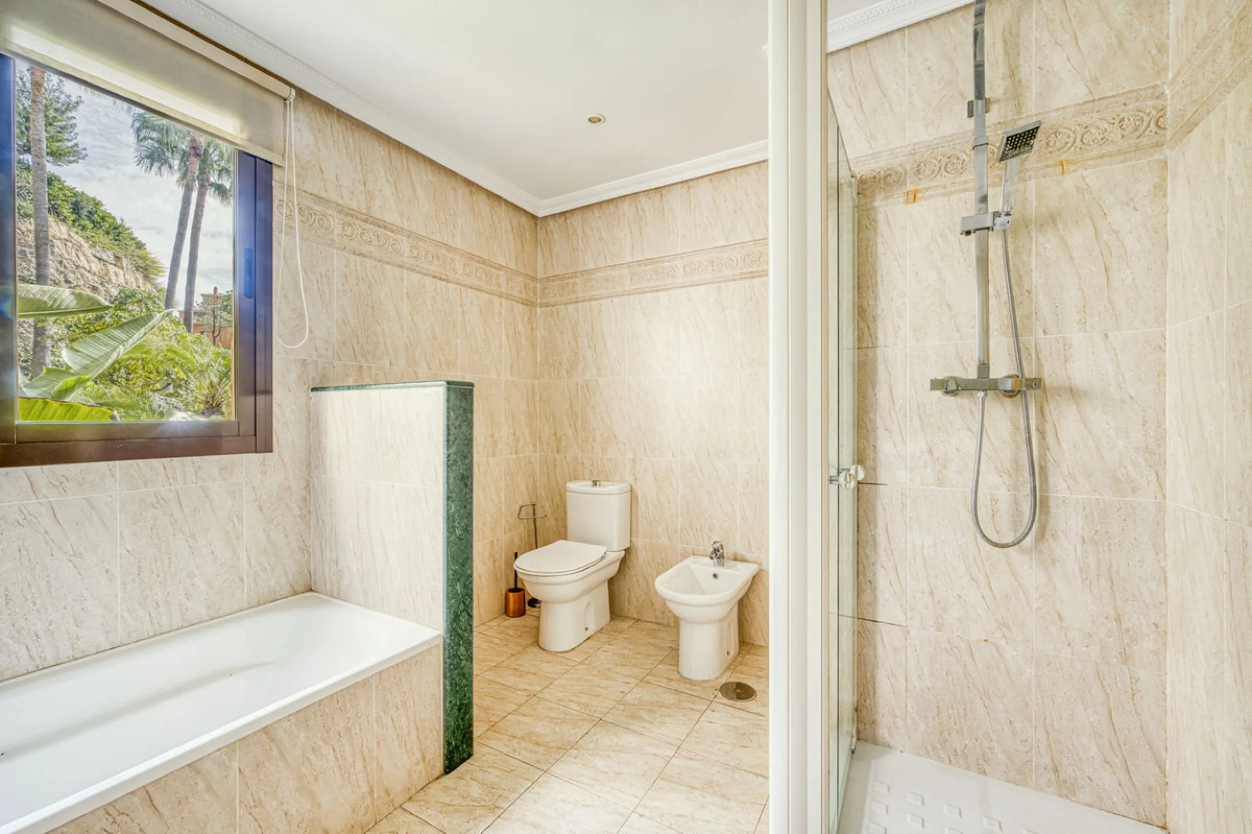 Discover this magnificent elevated ground floor located in the exclusive Las Lomas del Conde Luque urbanization, in the highly sought-after area of Benahavís, a privileged enclave that perfectly combines tranquility, nature, and proximity to all essential