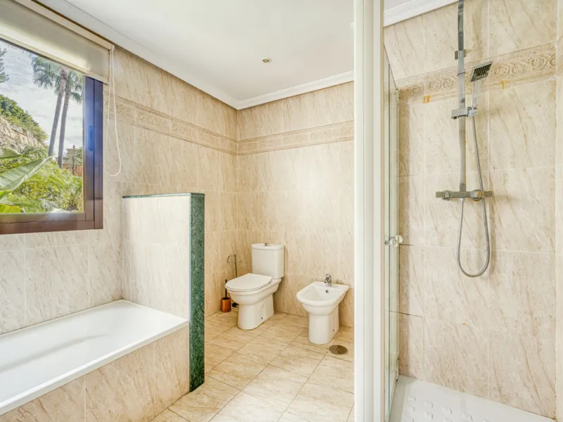 Discover this magnificent elevated ground floor located in the exclusive Las Lomas del Conde Luque urbanization, in the highly sought-after area of Benahavís, a privileged enclave that perfectly combines tranquility, nature, and proximity to all essential