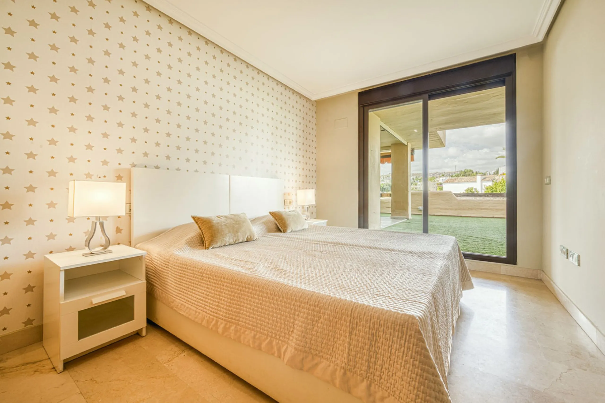 Discover this magnificent elevated ground floor located in the exclusive Las Lomas del Conde Luque urbanization, in the highly sought-after area of Benahavís, a privileged enclave that perfectly combines tranquility, nature, and proximity to all essential