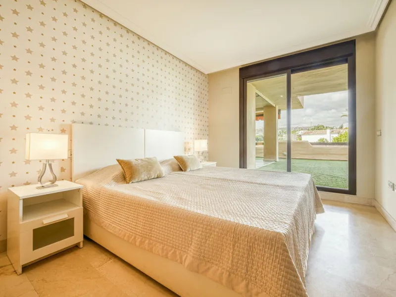 Discover this magnificent elevated ground floor located in the exclusive Las Lomas del Conde Luque urbanization, in the highly sought-after area of Benahavís, a privileged enclave that perfectly combines tranquility, nature, and proximity to all essential