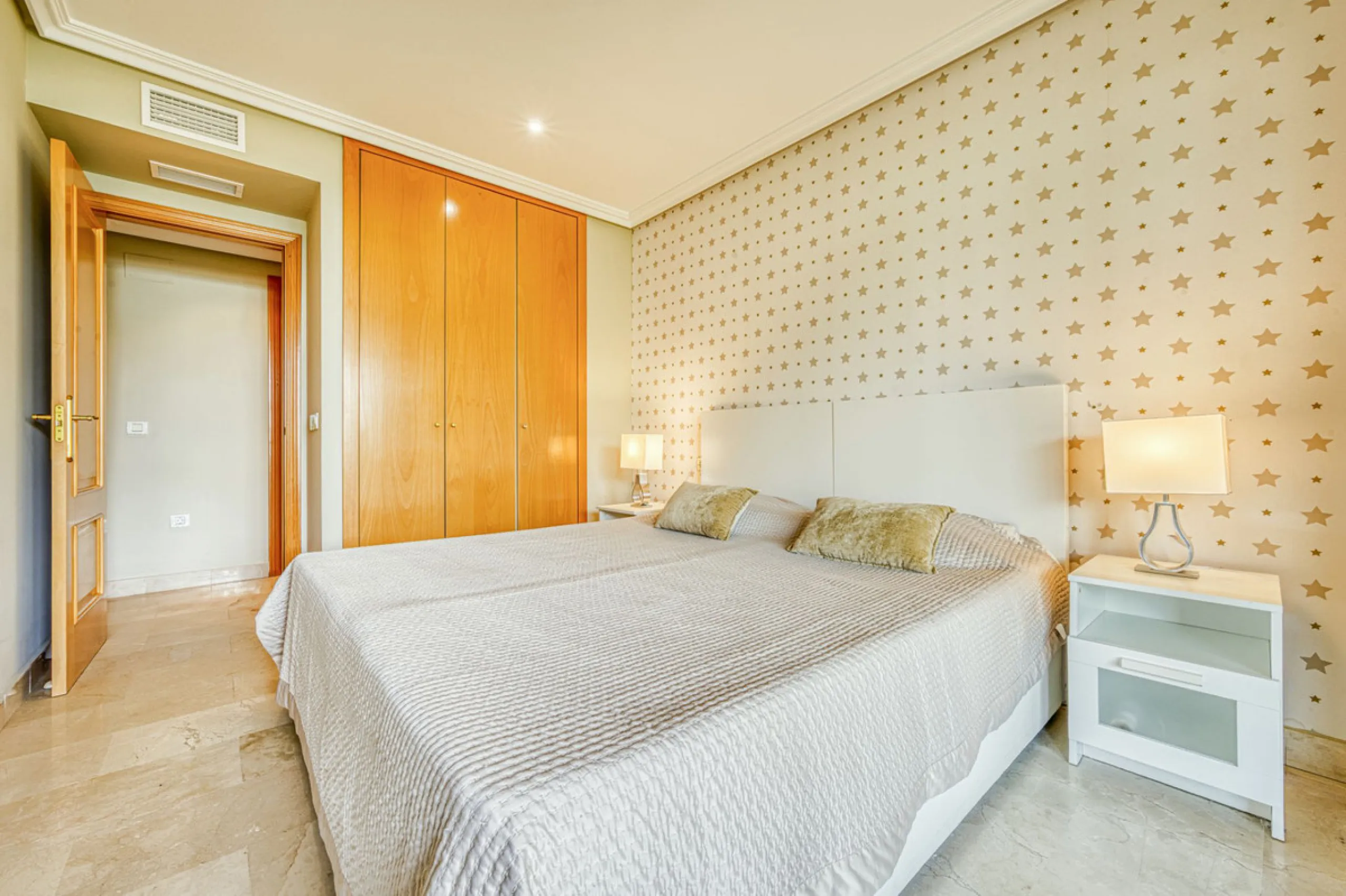 Discover this magnificent elevated ground floor located in the exclusive Las Lomas del Conde Luque urbanization, in the highly sought-after area of Benahavís, a privileged enclave that perfectly combines tranquility, nature, and proximity to all essential