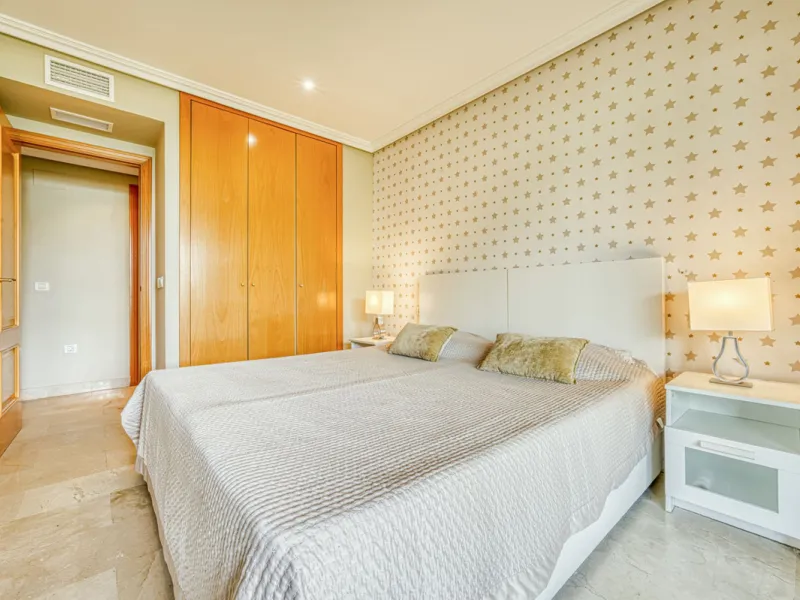 Discover this magnificent elevated ground floor located in the exclusive Las Lomas del Conde Luque urbanization, in the highly sought-after area of Benahavís, a privileged enclave that perfectly combines tranquility, nature, and proximity to all essential