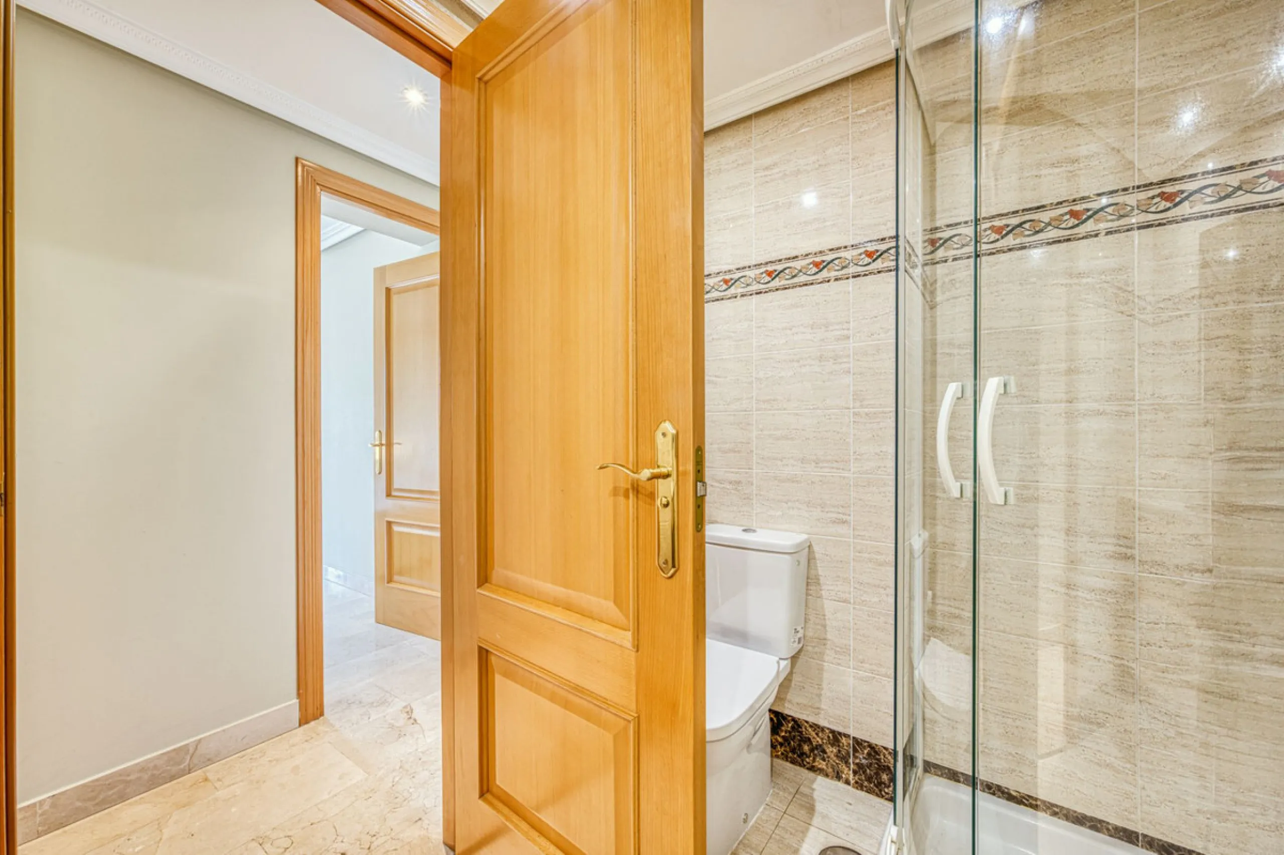 Discover this magnificent elevated ground floor located in the exclusive Las Lomas del Conde Luque urbanization, in the highly sought-after area of Benahavís, a privileged enclave that perfectly combines tranquility, nature, and proximity to all essential